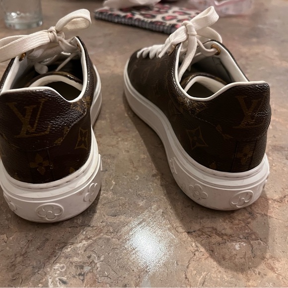 Louis Vuitton authentic sneakers size 7 - Picture 3 of 8